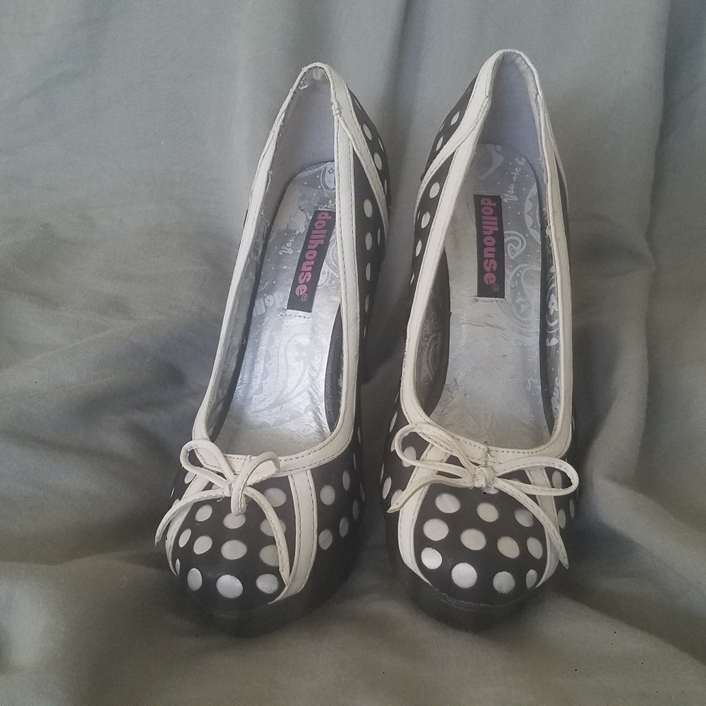 Black with white polka dot platform pumps.